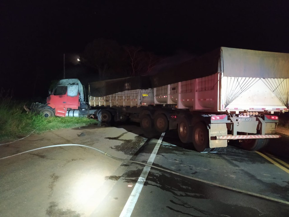 PRF interditou pista por cerca de 2 horas após acidente em rodovia de MS — Foto: PRF/Divulgação