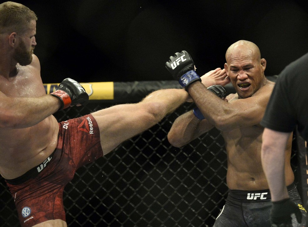 Jan Blachowicz tenta o chute alto contra Ronaldo Jacaré no UFC São Paulo — Foto: Marcos Ribolli