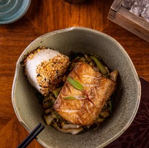 O japonês Minimok, no Leblon, serve o yakisakana (R$ 63): peixe grelhado, vegetais, gohan e furikake — Foto: Divulgação/Tomás Rangel
