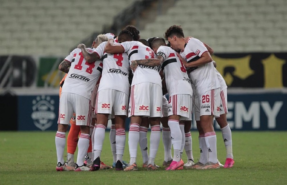 Time do São Paulo reunido antes da partida contra o Ceará — Foto: Rubens Chiri / saopaulofc.net