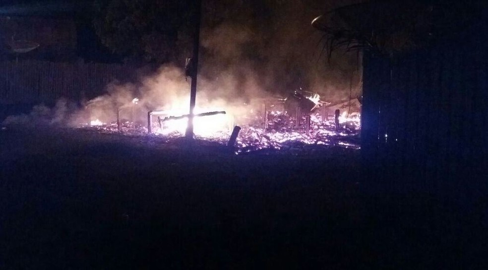 Fogo destruiu casa na madrugada desta quinta-feira (12) (Foto: Jairisson Rodrigues/Arquivo pessoal )