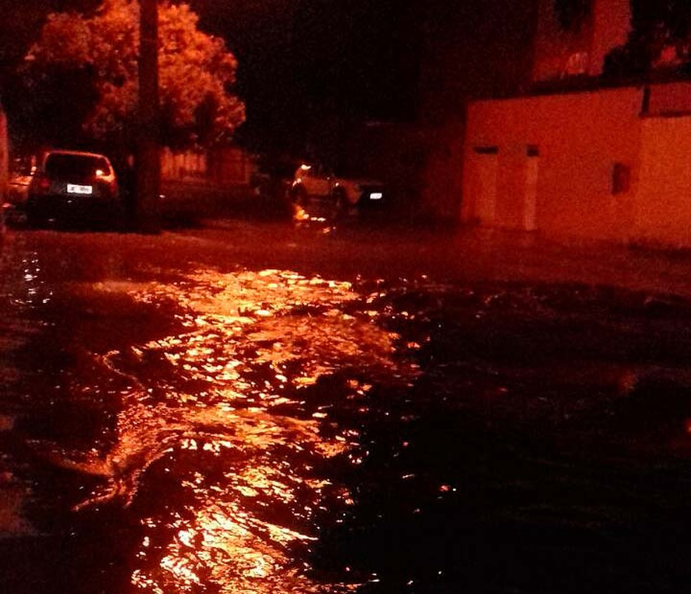 Ruas do bairro S&atilde;o Gotardo ficaram alagadas na noite de quinta-feira (4), em Bom Jesus da Lapa (Foto: Jane Cardoso/Arquivo Pessoal)