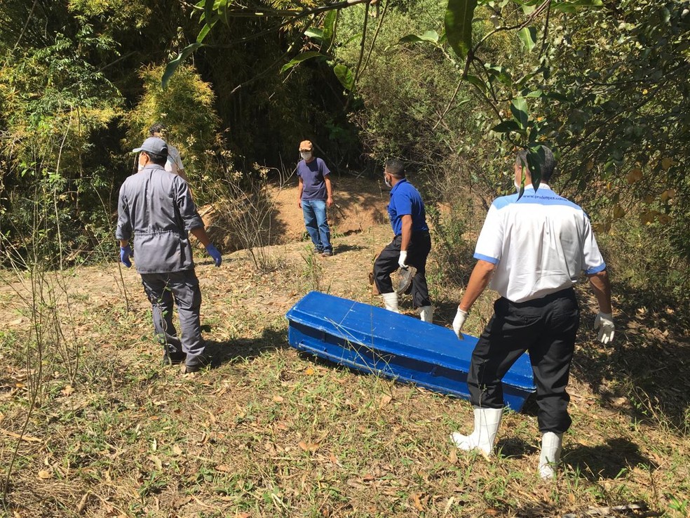 Cadáver foi encontrado dentro de córrego em Presidente Prudente nesta quarta-feira (2) — Foto: Aline Costa/G1