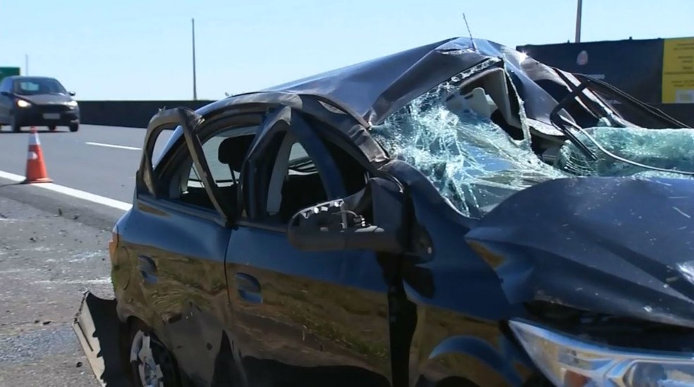 Motorista capotou e depois foi arremessada do carro (Foto: TV TEM/Reprodução)