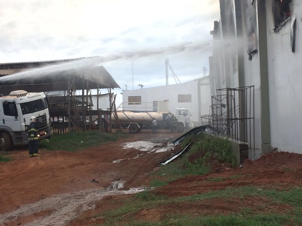 Bombeiros de Tupã trabalham para controlar incêndio (Foto: Corpo de Bombeiros/Divulgação)