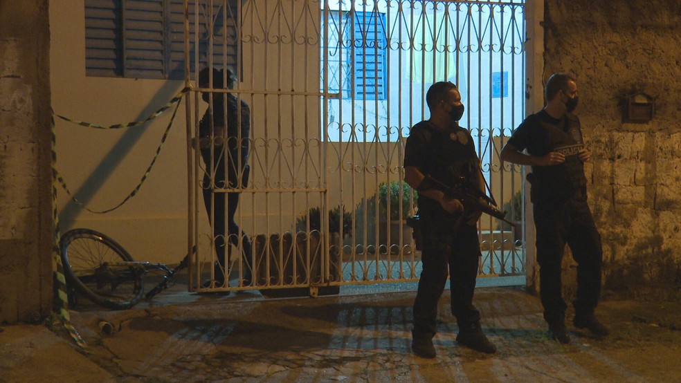 Mulher é morta a facadas dentro de casa no DF — Foto: TV Globo/Reprodução