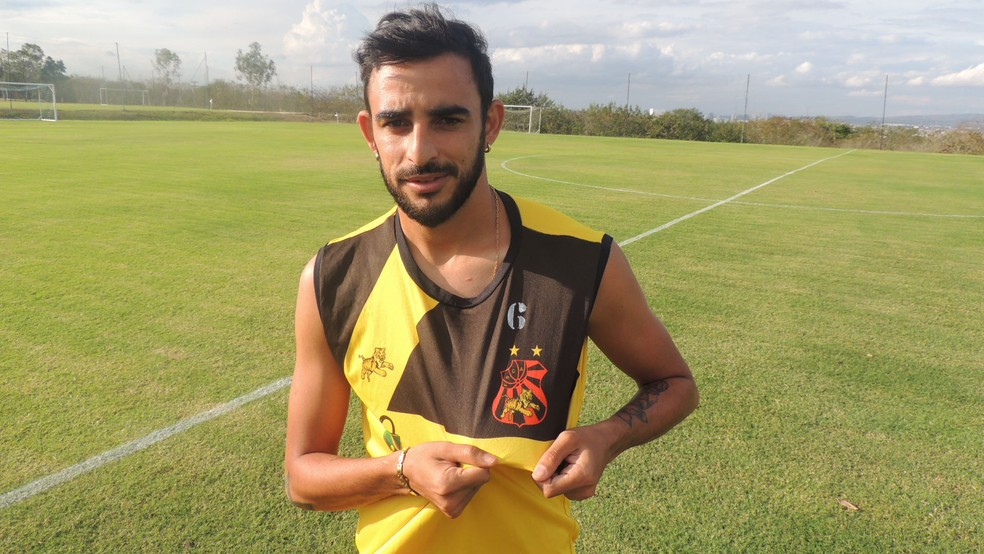Volante Naldinho, ex-Sport, é a grande peça do time do Flamengo de Arcoverde — Foto: Lucas Liausu