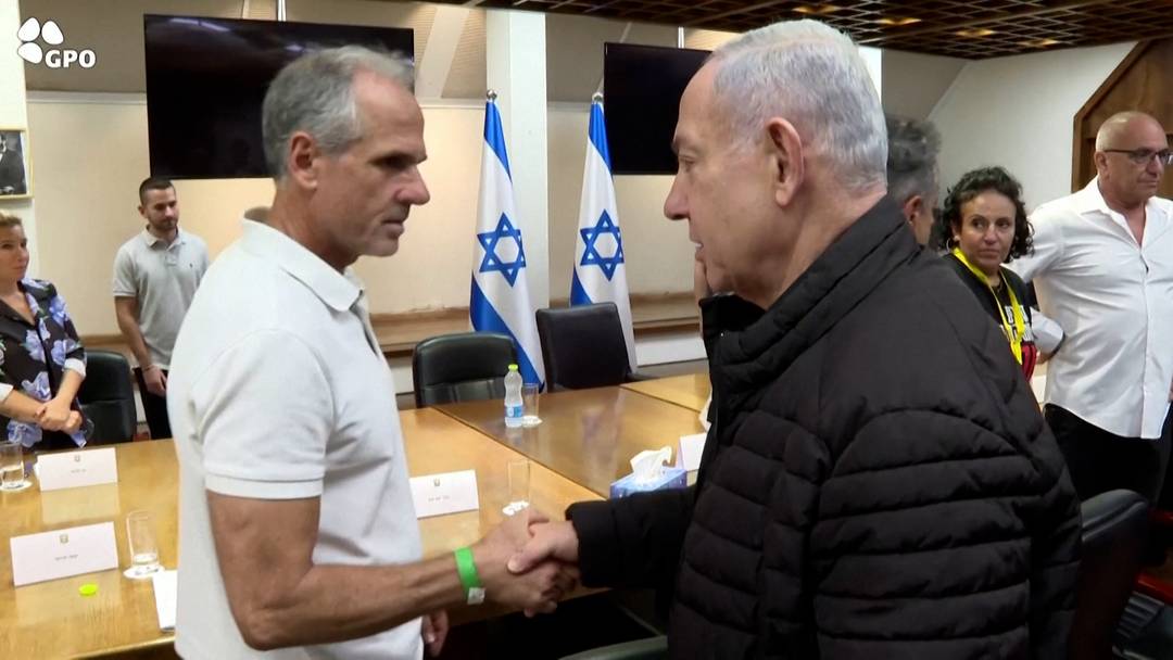 Familiares de refns sequestrados pelo Hamas se reuniram neste sbado (28) com o premi de Israel, Benjamin Netanyahu