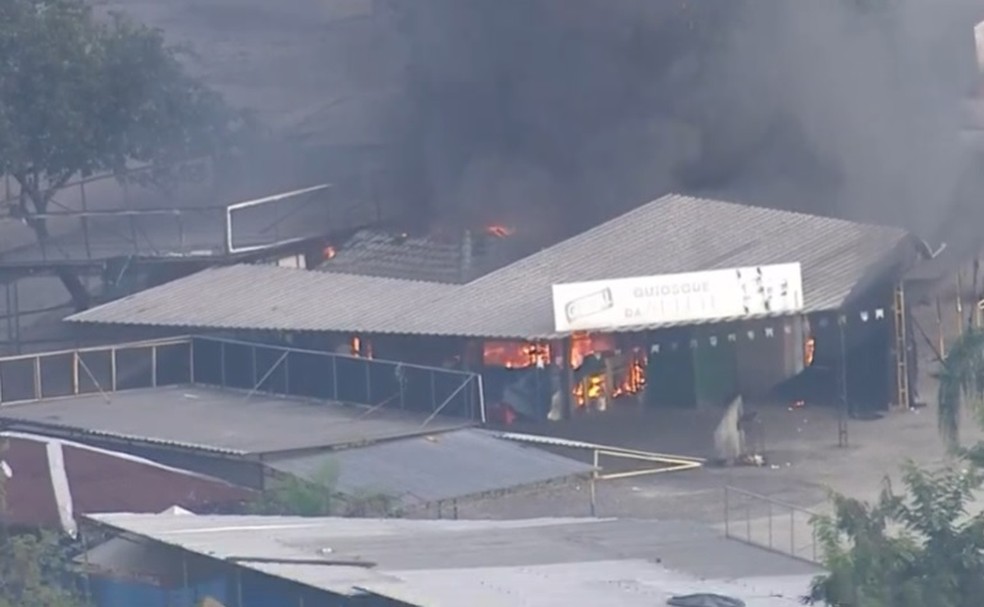 Incêndio atinge quiosque no Piscinão de Ramos, Zona Norte do Rio ...