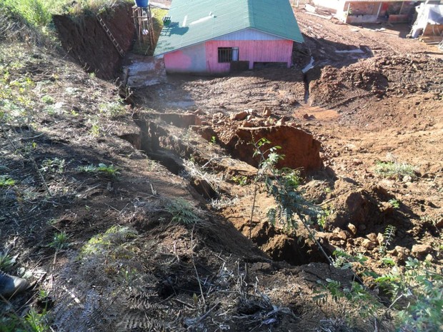 Em Timbó Grande, um deslizamento atingiu três casas. (Foto: Defesa Civil/Divulgação)