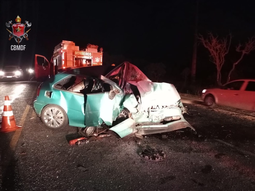Carro fica destruído após colisão frontal com outro veículo em Santa Maria, no DF — Foto: Divulgação/CBMDF