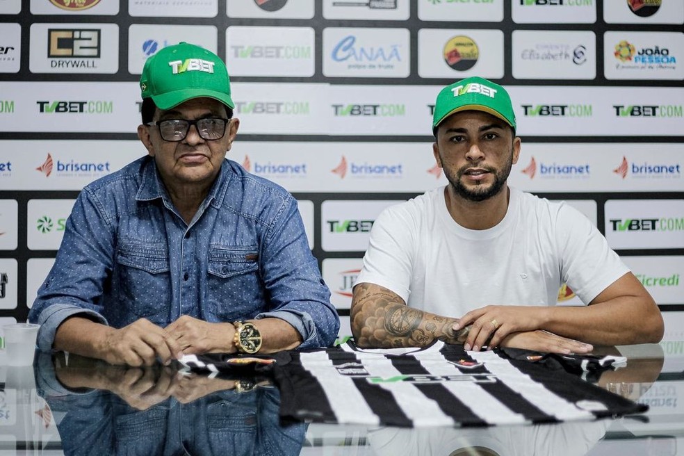 Afonso Guedes (à direita) é o atual vice-presidente de futebol do Botafogo-PB, responsável pelas contratações da temporada — Foto: Divulgação / Botafogo-PB