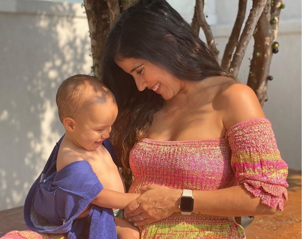Grávida pela segunda vez, Camilla Camargo posa com o filho, Joaquim, de 1 ano (Foto: Reprodução/Instagram)