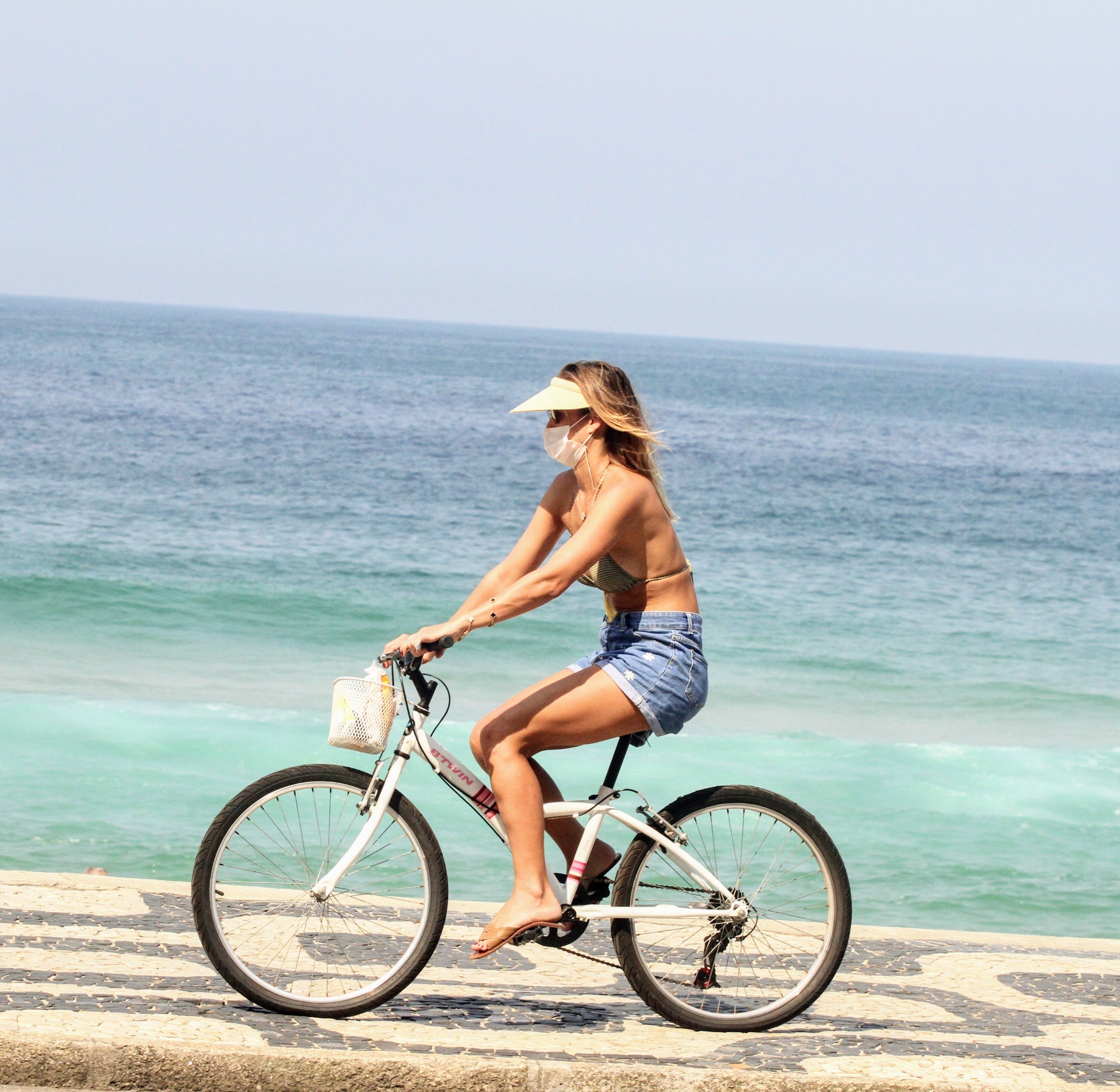 Luize Valdetaro passeou de bike com a filha na orla da praia (Foto: Daniel Delmiro/AgNews)