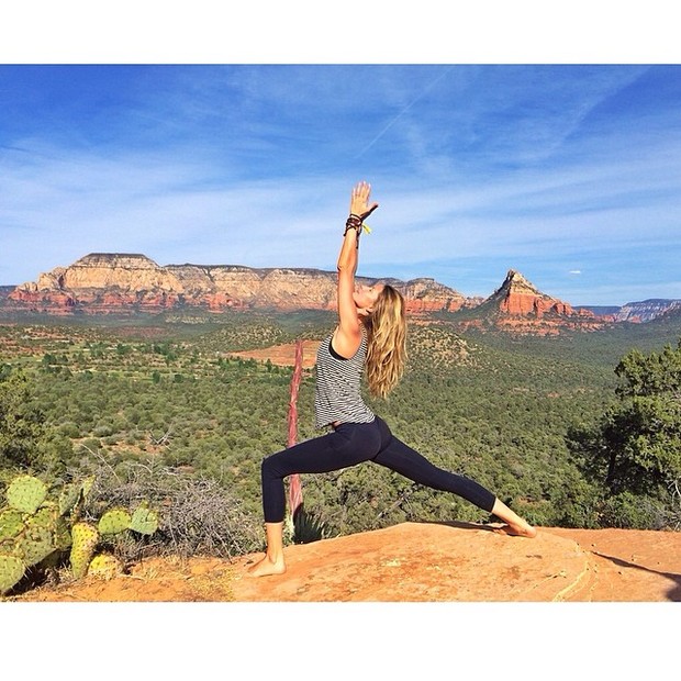 Gisele Bündchen praticando Ioga, meditação ou Pilates (Foto: Reprodução/Instagram)