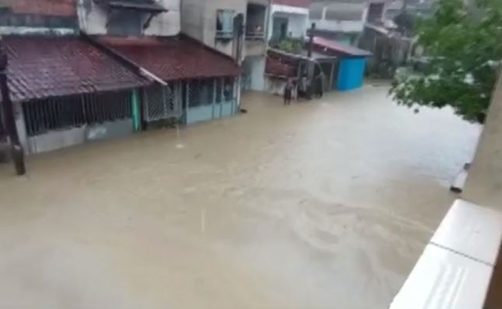 Rua do bairro VIla Anália em Itabuna, alagada por causa da chuva na terça-feira (15) — Foto: Reprodução/TV Santa Cruz