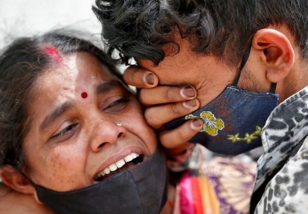 BBC Índia registrou recorde mundial de novos casos de covid: 361 mil na quarta-feira (28) (Foto: Reuters via BBC Brasil)