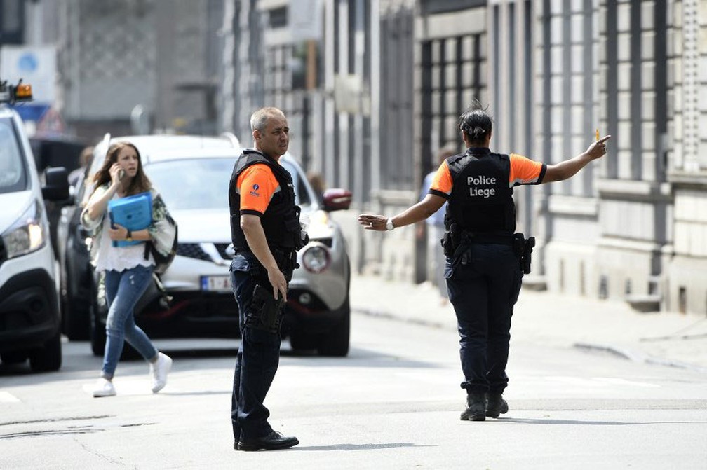 Policial redireciona o trÃ¢nsito apÃ³s tiroteio em LiÃ©ge, na BÃ©lgica, nesta terÃ§a-feira (29)  (Foto: John Thys / AFP)