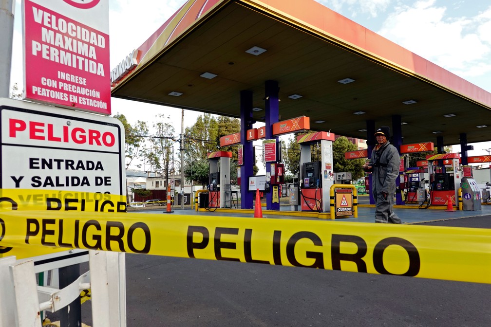 Posto de gasolina fechado em Quito, no Equador, nesta sexta-feira (4)  — Foto: Rodrigo Buendia / AFP