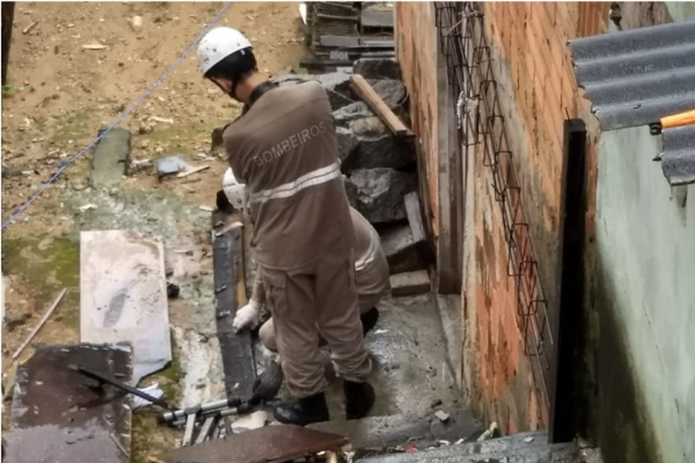 Homens do Corpo de Bombeiros estiveram no local para combater o incêndio — Foto: Gabriela Ribeti/TV Gazeta