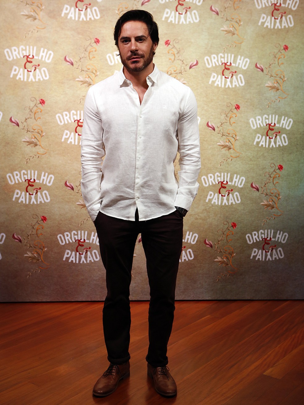 Ricardo Tozzi escolhe camisa branca e calça escura (Foto: Fábio Rocha/Gshow)