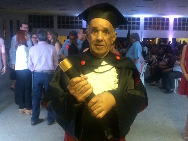 Idoso Leon Nolasco de 84 anos cola grau em direito e chega à 3ª formação em Goiás: &#39;Céu é o limite&#39; (Foto: Sílvio Túlio/G1)