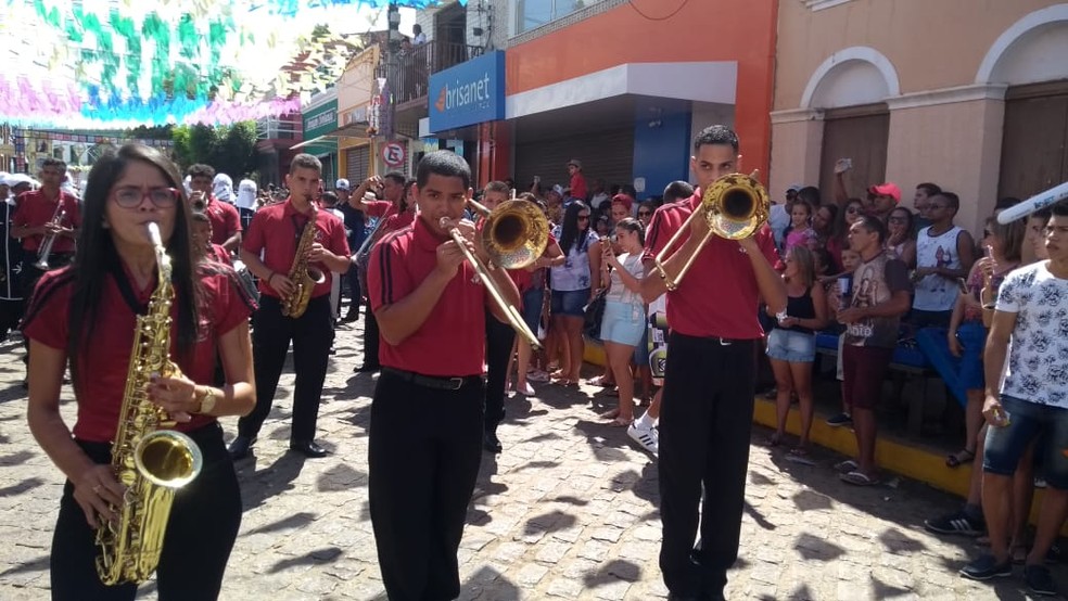 Com música e vestimentas coloridas, o cortejo dá o tom de festa nas ruas de Barbalha — Foto: Honório Barbosa/SVM