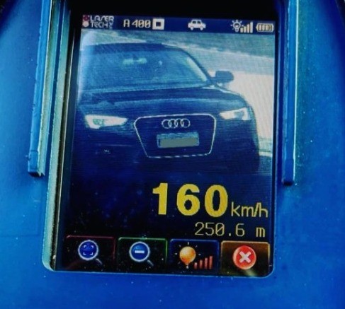 Carro de luxo é flagrado a 160 km/h em rodovia estadual de Florianópolis