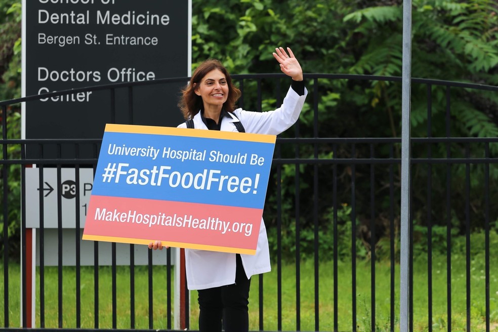 A doutora Stancic em campanha contra a oferta de fast food em hospitais  — Foto: Divulgação