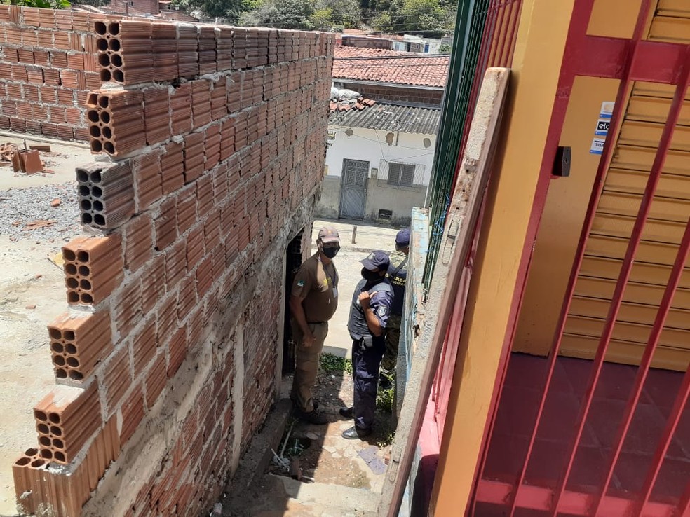 Fiscais verificam construções irregulares em Mãe Luiza, na Zona Leste de Natal — Foto: Julianne Barrêto/Inter TV Cabugi