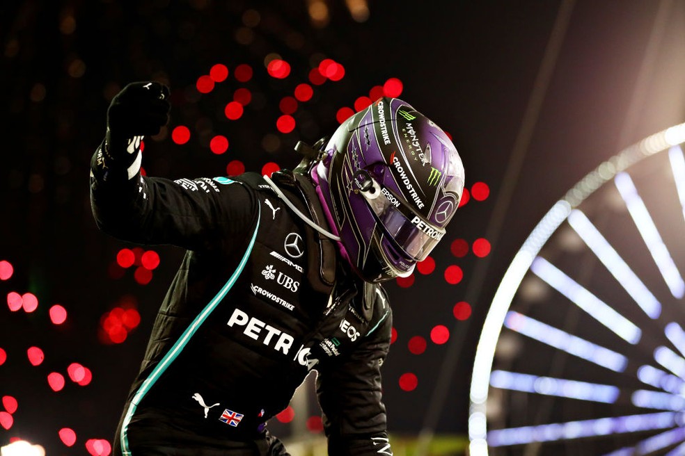 Lewis Hamilton, da Mercedes, comemora vitória no GP do Bahrein da F1 2021 — Foto: Dan Istitene - Formula 1/Formula 1 via Getty Images