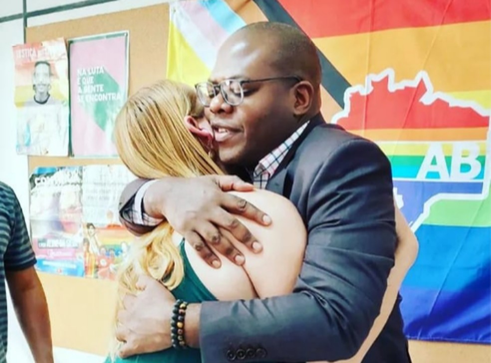 Symmy abra&ccedil;a o novo ministro de Direitos Humanos, Silvio Almeida &mdash; Foto: Reprodu&ccedil;&atilde;o/Instagram