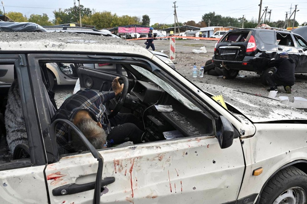 Vítima de ataque de míssil dentro de carro em Zaporizhzhia, na Ucrânia, em 30 de setembro de 2022. — Foto: Reuters