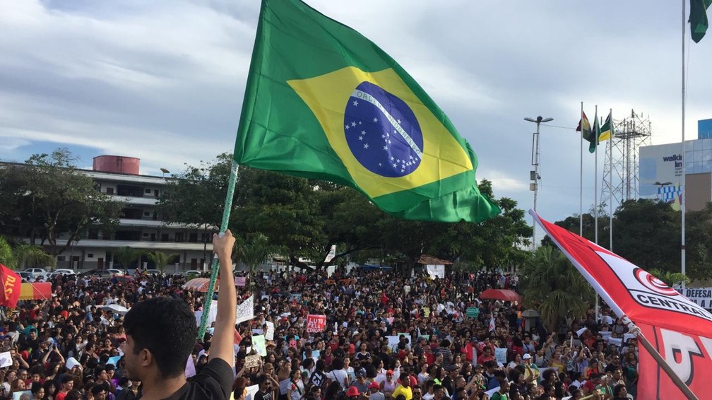 Estudantes, professores e funcionÃ¡rios pÃºblicos protestam contra cortes na educaÃ§Ã£o no AmapÃ¡ â€” Foto: Ugor Feio/G1 AP