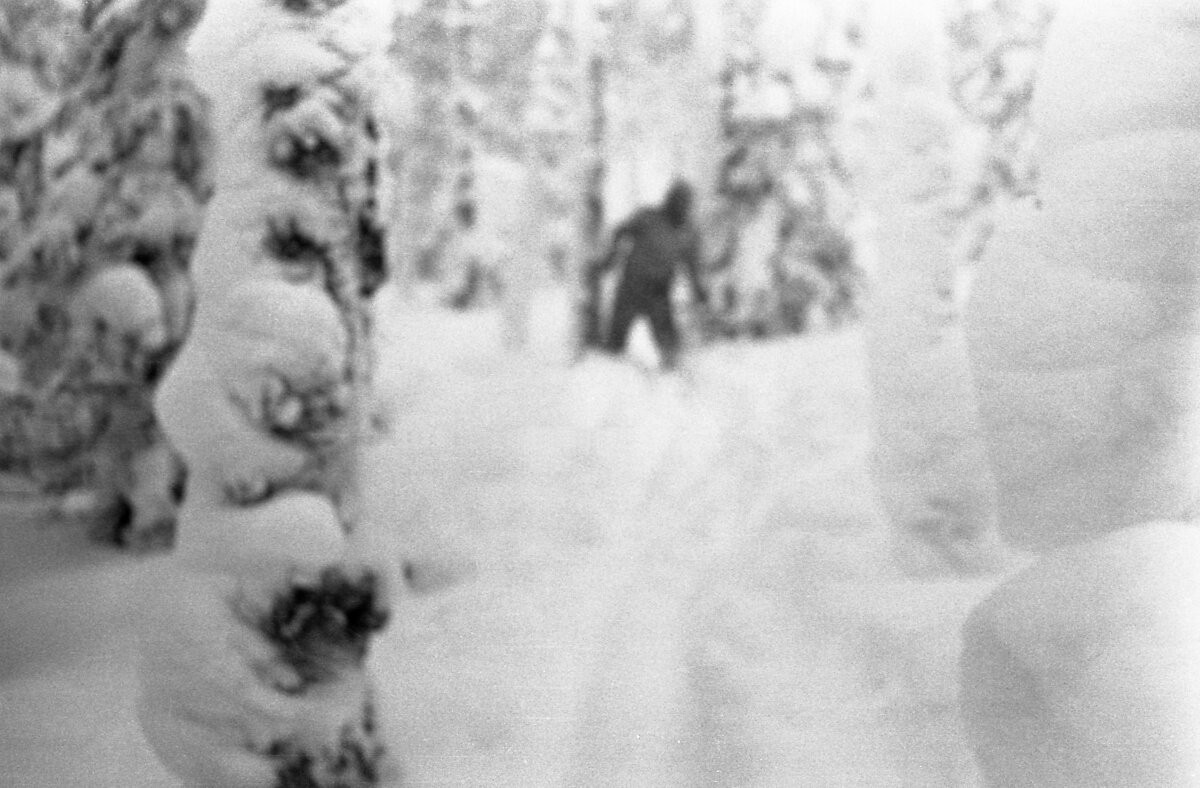 A foto recuperada de uma das câmeras da equipe levantou a hipótese de um ataque do abominável homem das neves (Foto: Dyatlov Memorial Foundation/Reprodução)