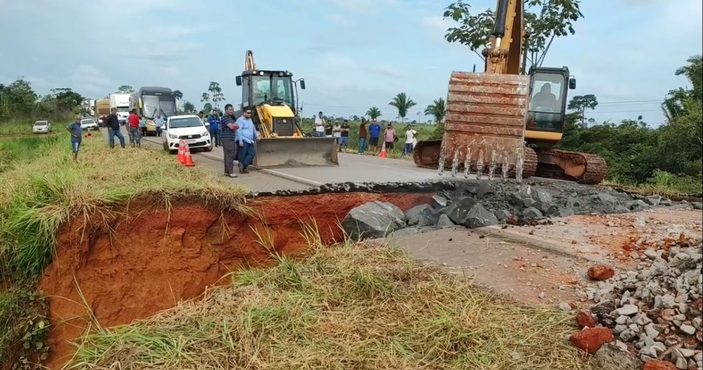 Pedras foram colocadas em cratera como medida paliativa para liberar rodovia — Foto:  Ponta do Abunã/Reprodução