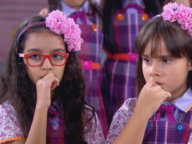 Bárbara (Renata Randel) e Frida (Sienna Belle) provocam Dulce Maria (Lorena Queiroz) em Carinha de Anjo (Foto: SBT)