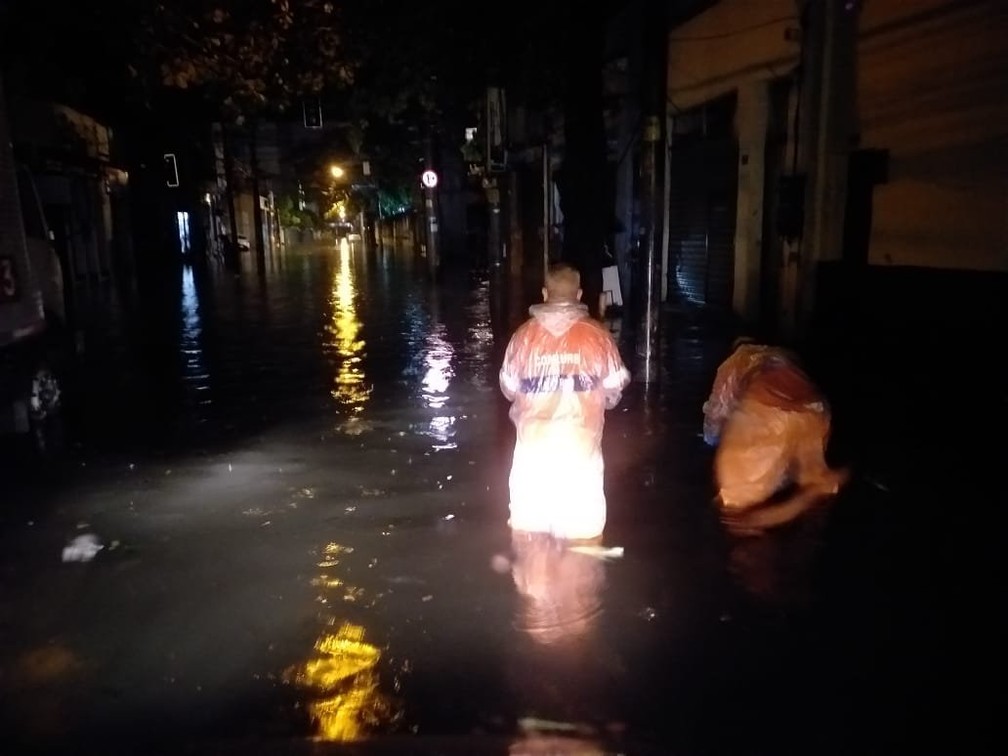 Homens da Prefeitura trabalham em alagamento na Zona Norte  — Foto: Reprodução