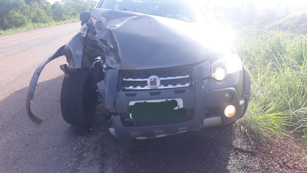Moto atingiu a lateral do carro em acidente em MT — Foto: Polícia Militar