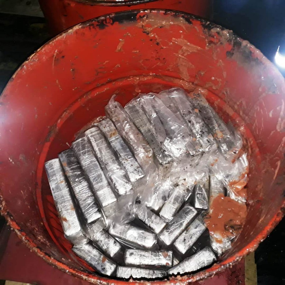 Centenas de tabletes de cocaína foram localizados em tambores com goiaba no Porto de Santos, SP — Foto: G1 Santos