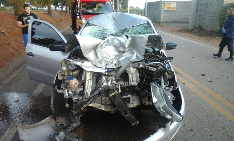 Motocicleta bateu de frente com carro em estrada de distrito de Elias Fausto (Foto: Tonny Machado/  Raízes FM)