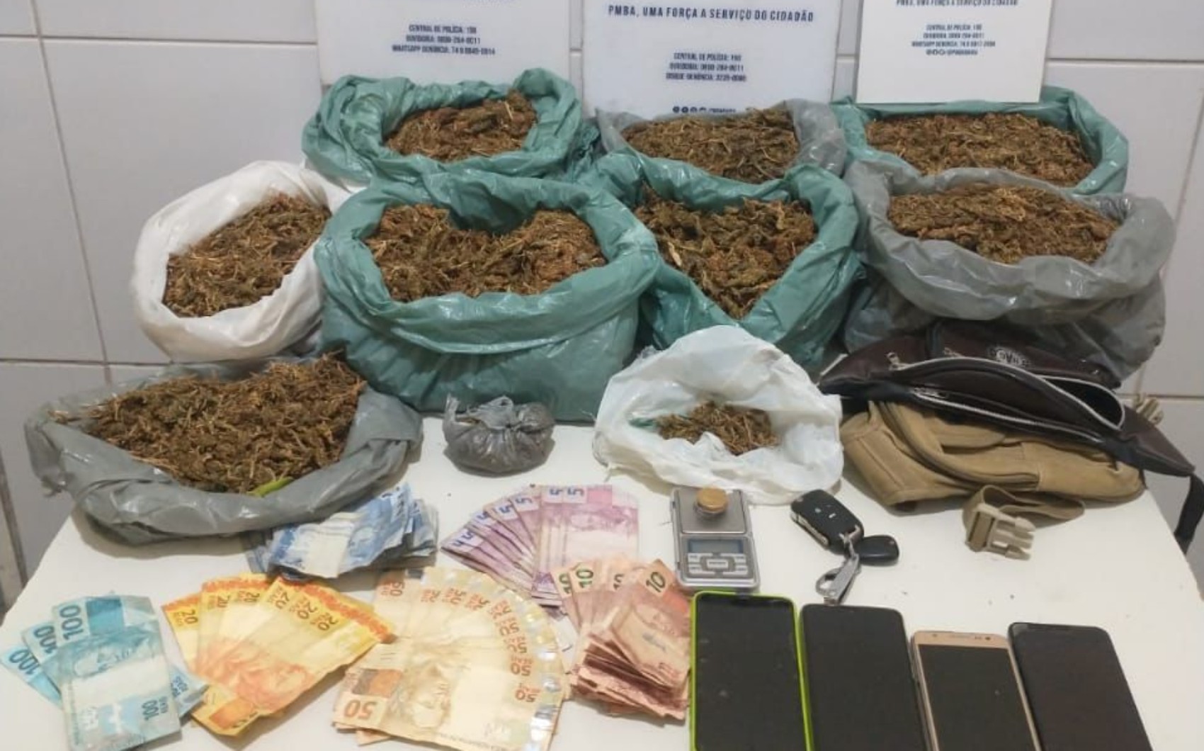 Suspeitos de tráfico de drogas são presos dentro de carro durante ação da PM no norte da Bahia