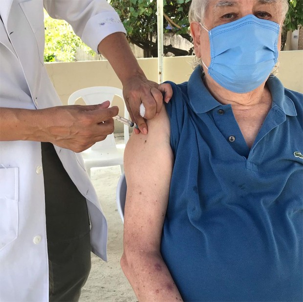 Ator Lauro César Muniz recebe a segunda dose de vacina contra a Covid (Foto: Reprodução / Instagram)
