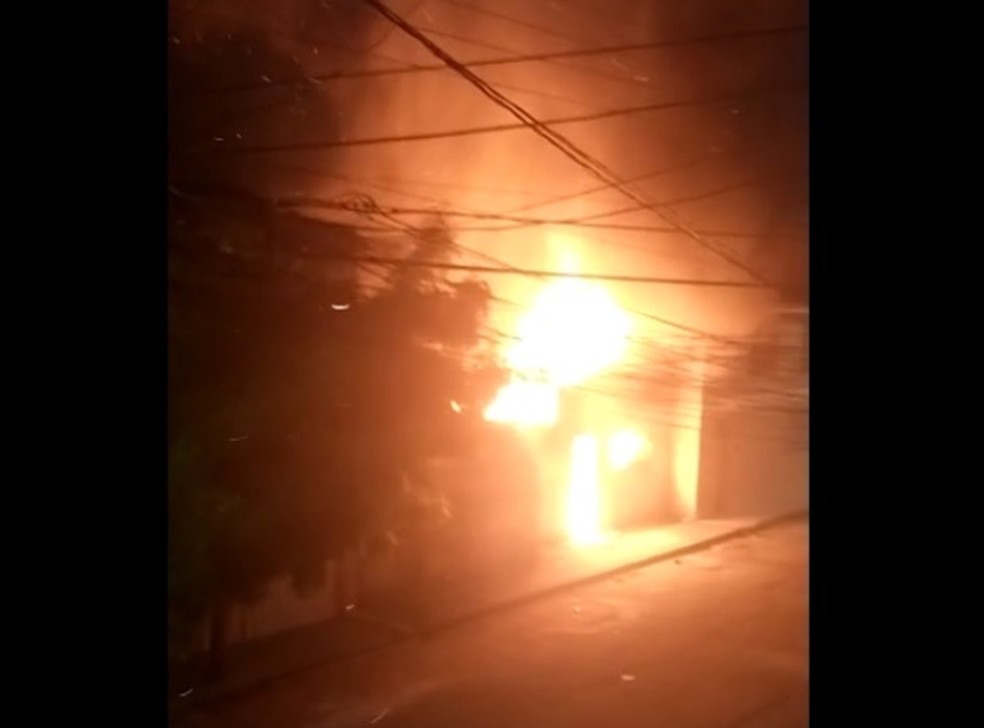 fogo Incêndio atinge depósito com mais de 1 mil vinis na Zona Leste de Natal; VÍDEO