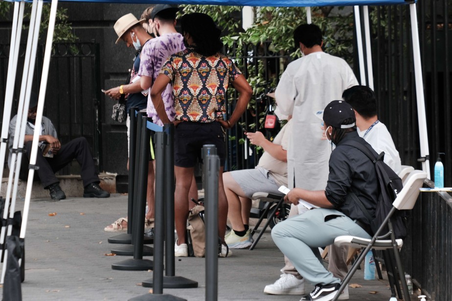 Pessoas esperam na fila para se vacinar contra a varíola dos macacos, em Nova York.
