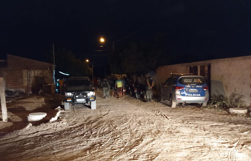 Duas pessoas são mortas a tiros no Loteamento Recife em Petrolina. — Foto: Kris de Lima/TV Grande Rio