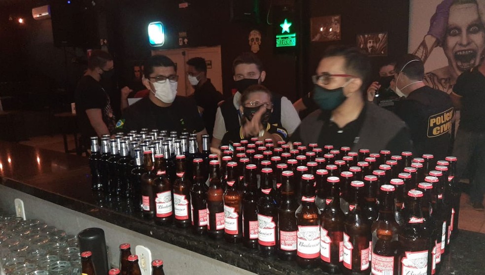 Cervejas vencidas foram encontradas durante ação de fiscalização em barbearia em Santarém — Foto: Divisa/Divulgação