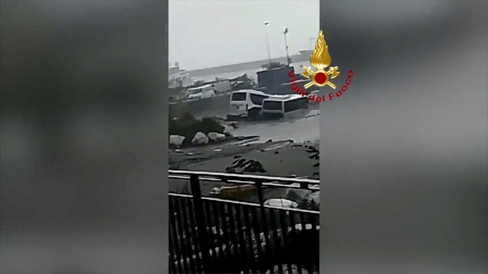 Carros são levados para o oceano após fortes chuvas na ilha italiana de Ísquia — Foto: Bombeiros/Divulgação via REUTERS