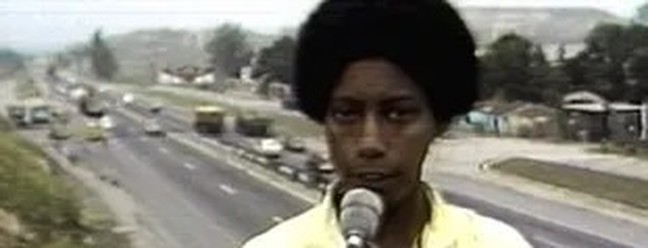 Em 1977, Glória Maria fez história ao tornar-se a primeira repórter a entrar ao vivo no "Jornal Nacional" — Foto: Reprodução/TV Globo