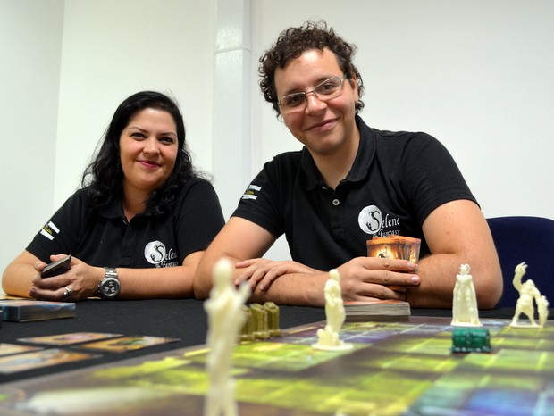 G1 - Casal usa R$ 76 mil de doação e cria jogo de tabuleiro inspirado no  online - notícias em Piracicaba e Região